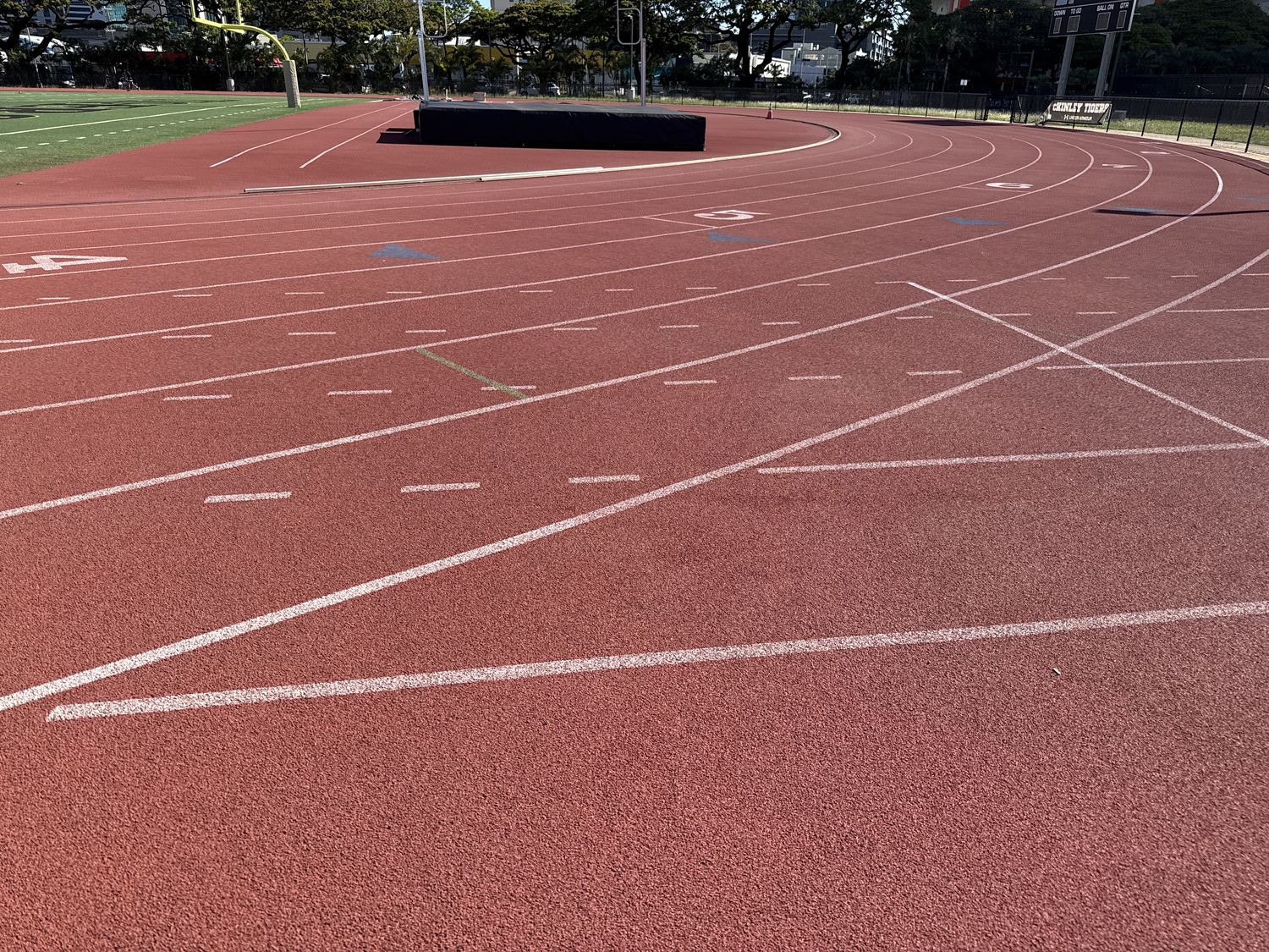 Track curve with high jump pit