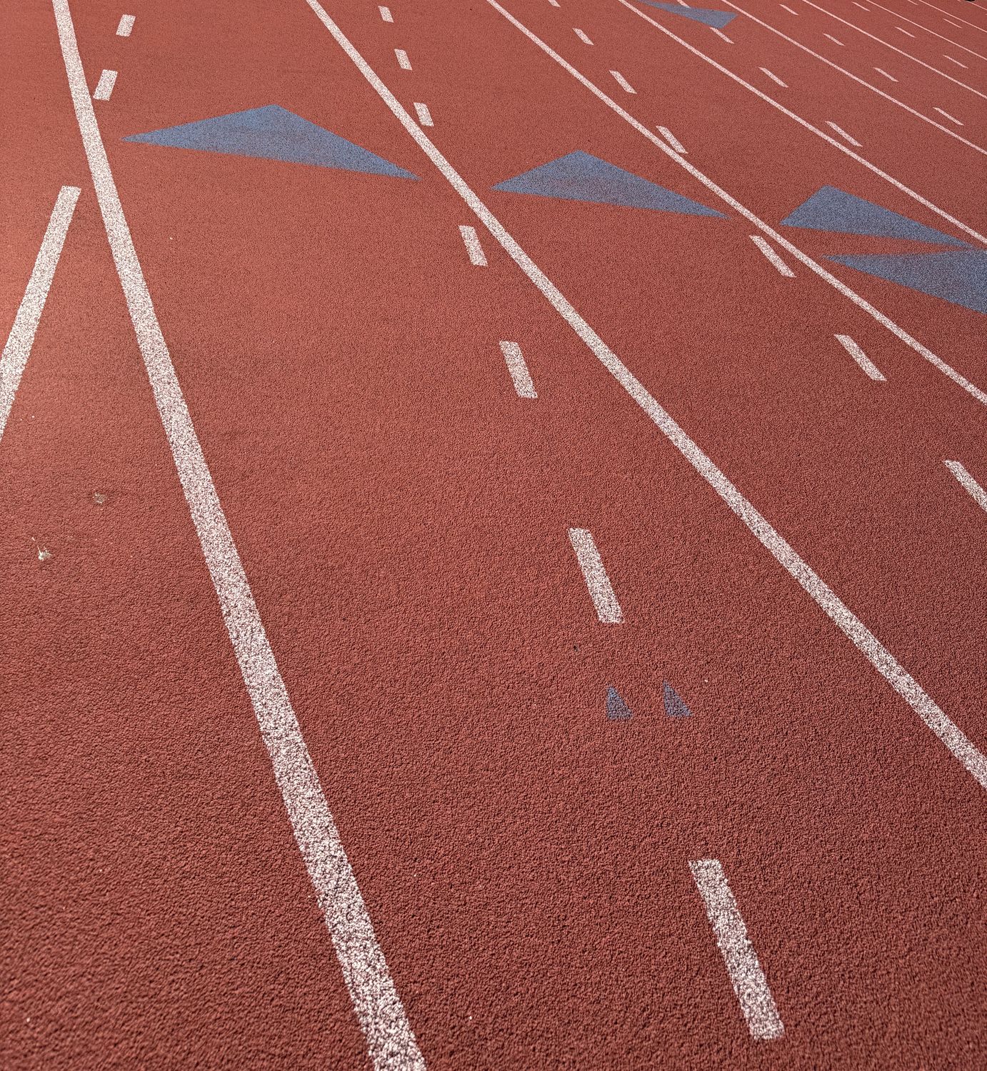 Lane markings with blue triangle stagger markers