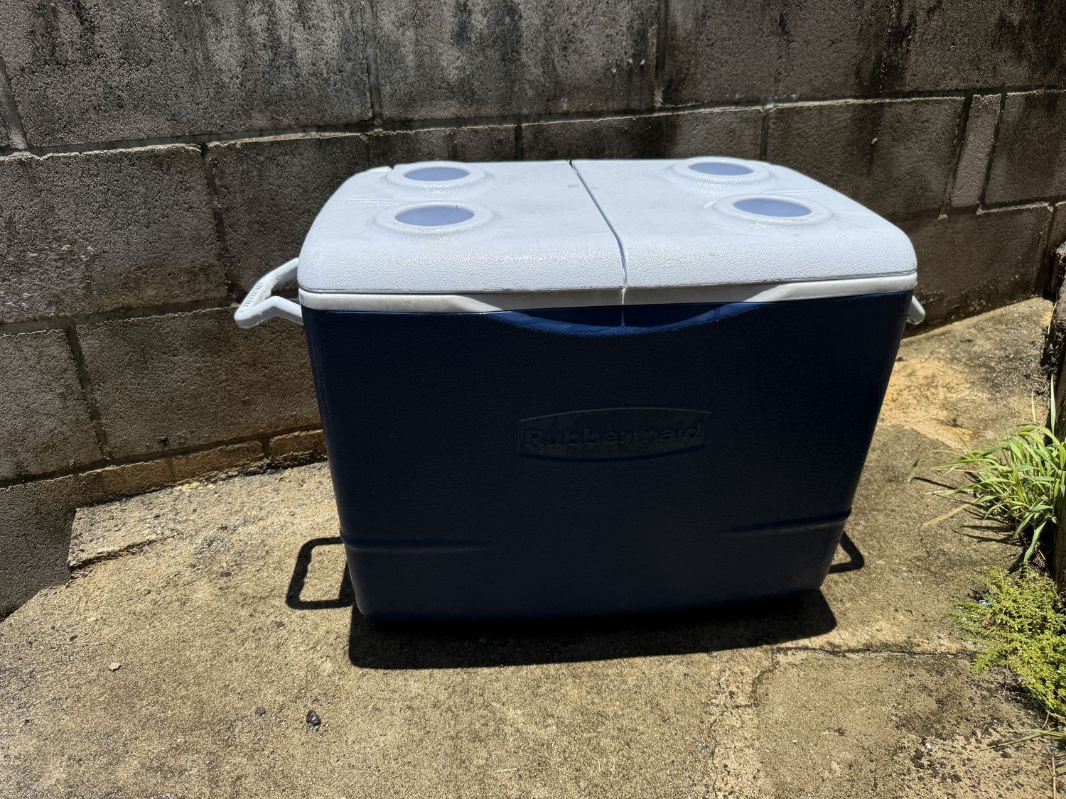 Rubbermaid cooler with cup holders closed