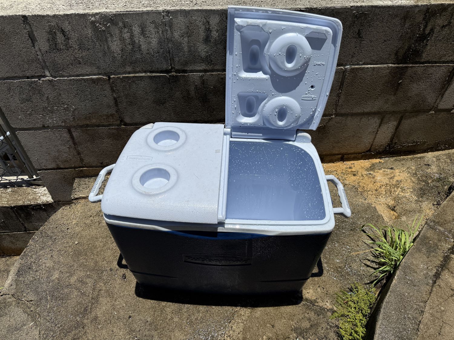 Rubbermaid cooler with cup holders and dual top
